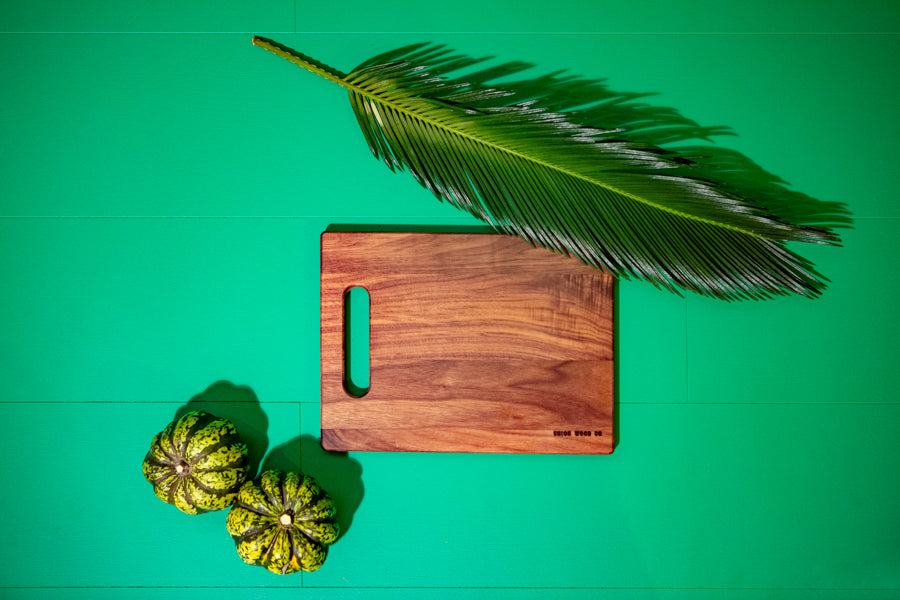 walnut cutting board - wood grain