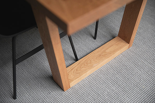 solid wood dining table oak - detail